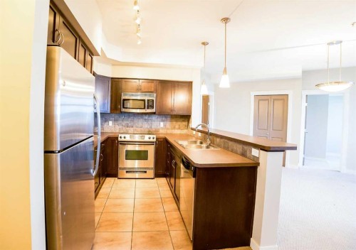 321-100 Lakeway Boulevard, Sylvan Lake, AB - Indoor Photo Showing Kitchen