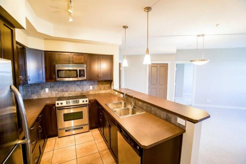 321-100 Lakeway Boulevard, Sylvan Lake, AB - Indoor Photo Showing Kitchen With Double Sink