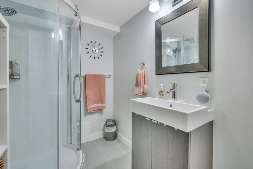 7715 73 Avenue Nw, Edmonton, AB - Indoor Photo Showing Bathroom