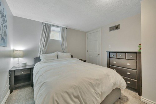 7715 73 Avenue Nw, Edmonton, AB - Indoor Photo Showing Bedroom