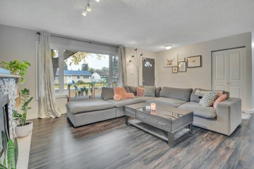 7715 73 Avenue Nw, Edmonton, AB - Indoor Photo Showing Living Room