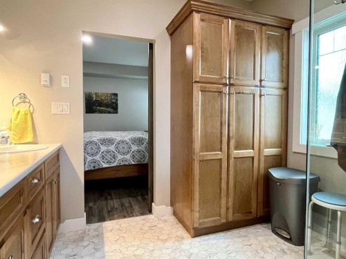 5132 54 Avenue, Viking, AB - Indoor