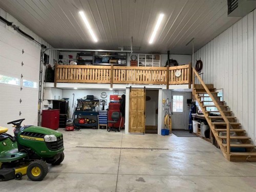 5132 54 Avenue, Viking, AB - Indoor Photo Showing Garage