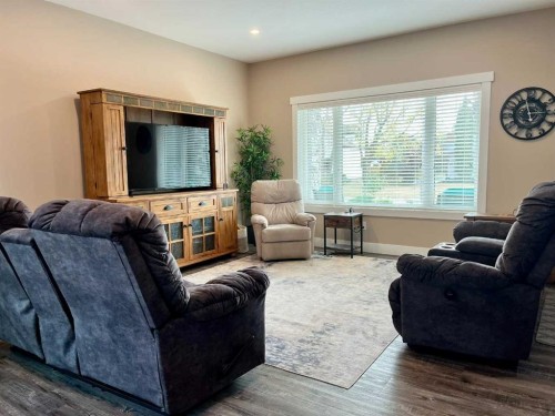 5132 54 Avenue, Viking, AB - Indoor Photo Showing Living Room