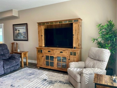 5132 54 Avenue, Viking, AB - Indoor Photo Showing Living Room