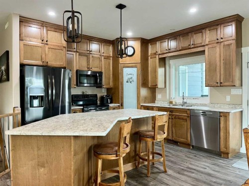5132 54 Avenue, Viking, AB - Indoor Photo Showing Kitchen With Stainless Steel Kitchen With Double Sink With Upgraded Kitchen