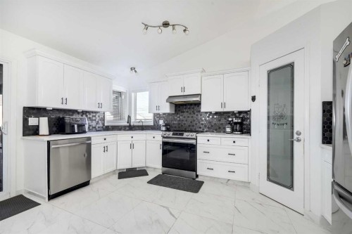 44 Parkside Crescent, Blackfalds, AB - Indoor Photo Showing Kitchen