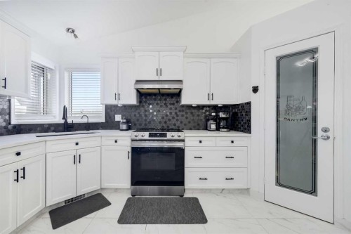 44 Parkside Crescent, Blackfalds, AB - Indoor Photo Showing Kitchen