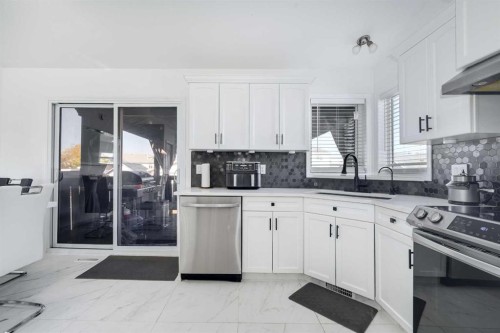 44 Parkside Crescent, Blackfalds, AB - Indoor Photo Showing Kitchen