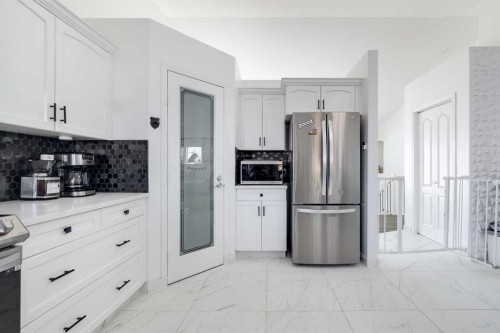 44 Parkside Crescent, Blackfalds, AB - Indoor Photo Showing Kitchen