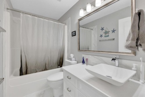 82 Hinshaw Drive West, Sylvan Lake, AB - Indoor Photo Showing Bathroom