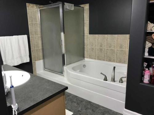 256-52343 Range Rd 211, Sherwood Park, AB - Indoor Photo Showing Bathroom