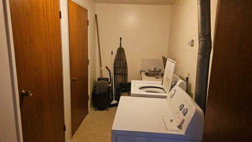 5017 Windsor Avenue, Coronation, AB - Indoor Photo Showing Laundry Room