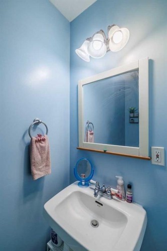 65 Fern Glade Crescent, Sylvan Lake, AB - Indoor Photo Showing Bathroom