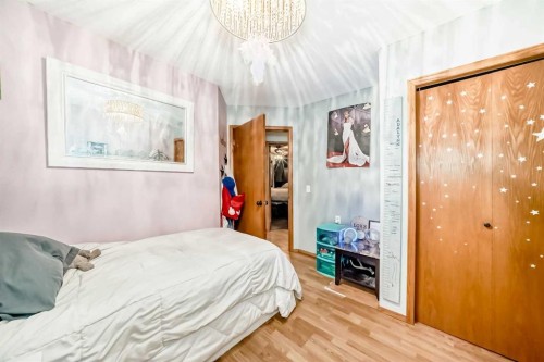 5223 56 Avenue, Eckville, AB - Indoor Photo Showing Bedroom