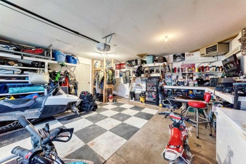 5223 56 Avenue, Eckville, AB - Indoor Photo Showing Garage