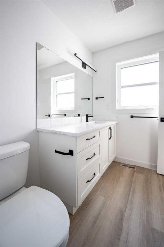 44 Earl Close, Red Deer, AB - Indoor Photo Showing Bathroom