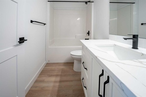 44 Earl Close, Red Deer, AB - Indoor Photo Showing Bathroom