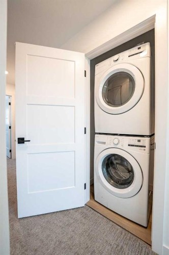 44 Earl Close, Red Deer, AB - Indoor Photo Showing Laundry Room