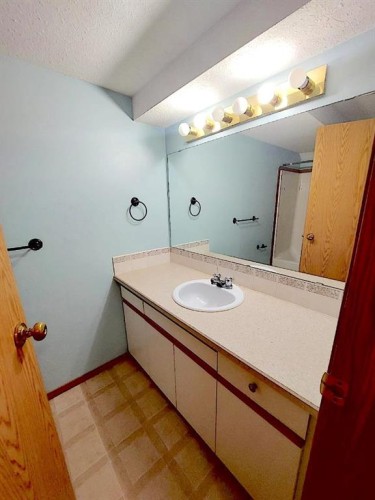 3807 52 Street, Wetaskiwin, AB - Indoor Photo Showing Bathroom