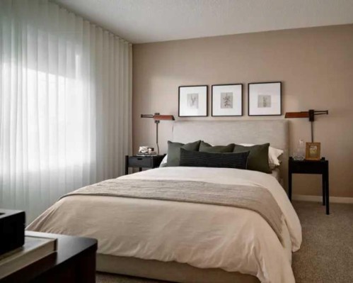 21 Emberside Park, Cochrane, AB - Indoor Photo Showing Bedroom