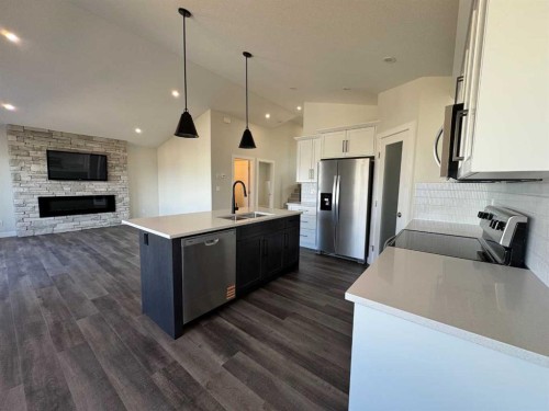 21 Vermont Close, Blackfalds, AB - Indoor Photo Showing Kitchen With Stainless Steel Kitchen With Double Sink With Upgraded Kitchen