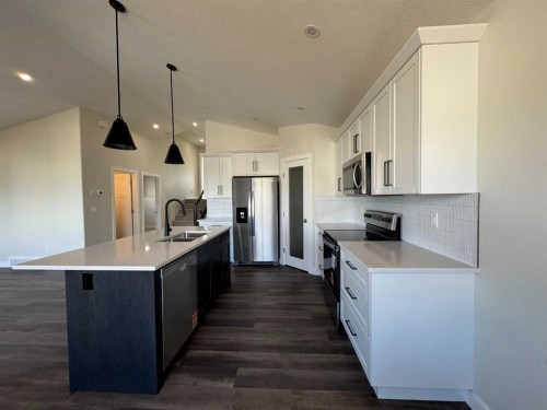 21 Vermont Close, Blackfalds, AB - Indoor Photo Showing Kitchen With Stainless Steel Kitchen With Double Sink With Upgraded Kitchen