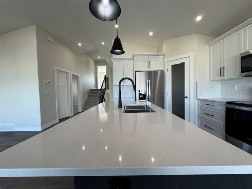 21 Vermont Close, Blackfalds, AB - Indoor Photo Showing Kitchen With Double Sink With Upgraded Kitchen