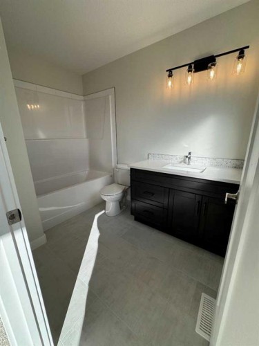 21 Vermont Close, Blackfalds, AB - Indoor Photo Showing Bathroom