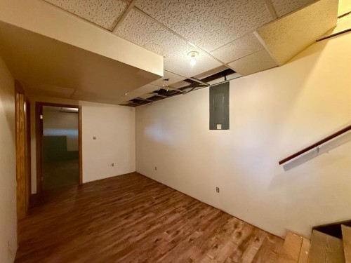 5002 49 Avenue, Botha, AB - Indoor