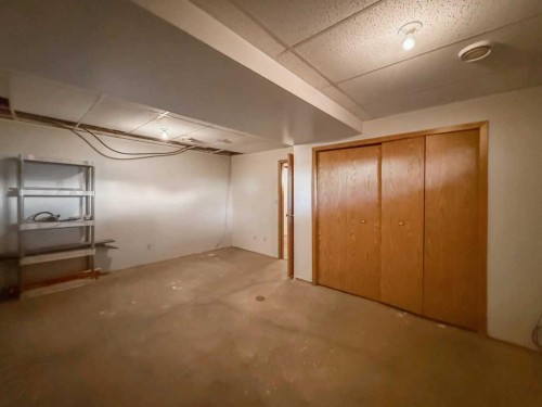 5002 49 Avenue, Botha, AB - Indoor