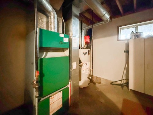 5002 49 Avenue, Botha, AB - Indoor Photo Showing Basement