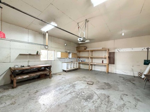 5002 49 Avenue, Botha, AB - Indoor Photo Showing Garage