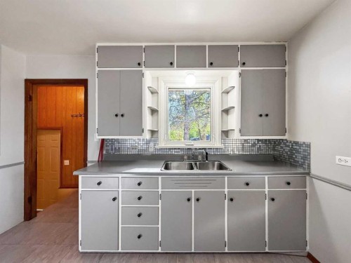 5002 49 Avenue, Botha, AB - Indoor Photo Showing Kitchen With Double Sink