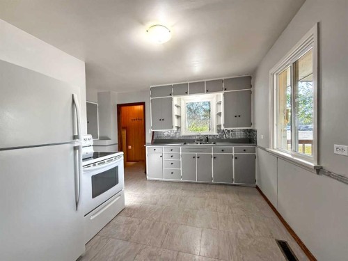 5002 49 Avenue, Botha, AB - Indoor Photo Showing Kitchen With Double Sink