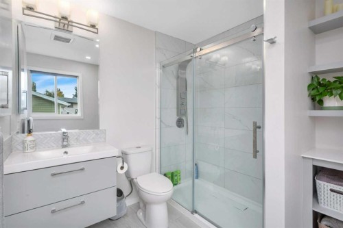 57 Erickson Drive, Red Deer, AB - Indoor Photo Showing Bathroom