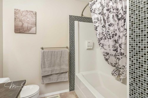 5851 58 Avenue, Red Deer, AB - Indoor Photo Showing Bathroom