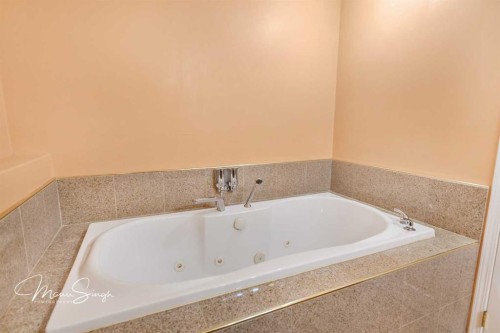 5851 58 Avenue, Red Deer, AB - Indoor Photo Showing Bathroom