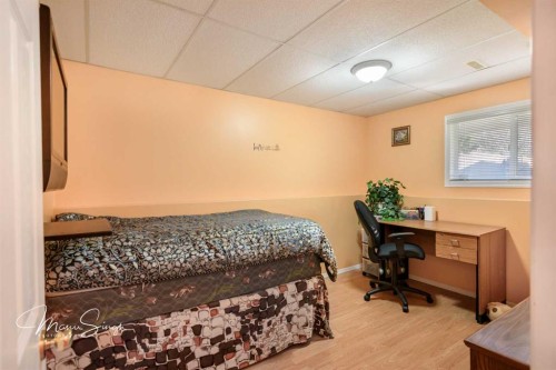 5851 58 Avenue, Red Deer, AB - Indoor Photo Showing Bedroom