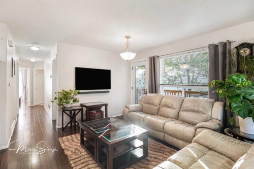 5851 58 Avenue, Red Deer, AB - Indoor Photo Showing Living Room