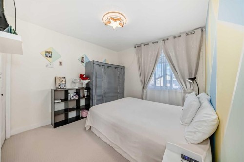 20 Bowman Circle, Sylvan Lake, AB - Indoor Photo Showing Bedroom