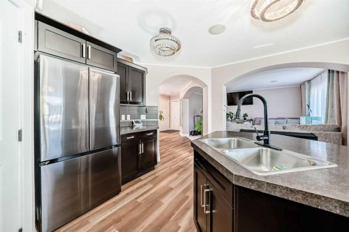 20 Bowman Circle, Sylvan Lake, AB - Indoor Photo Showing Kitchen With Double Sink