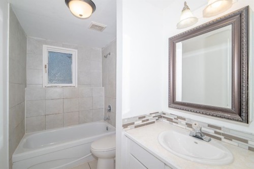 5338 43 Avenue, Red Deer, AB - Indoor Photo Showing Bathroom