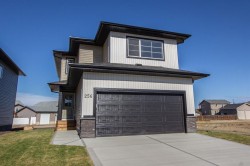 256 Augustus Way  Penhold, AB T0M 1R0