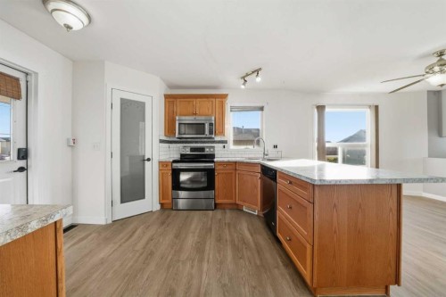 32 Hunter Road, Sylvan Lake, AB - Indoor Photo Showing Kitchen