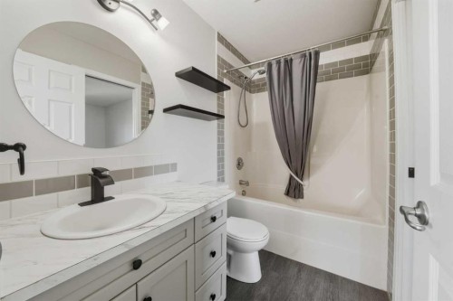 32 Hunter Road, Sylvan Lake, AB - Indoor Photo Showing Bathroom