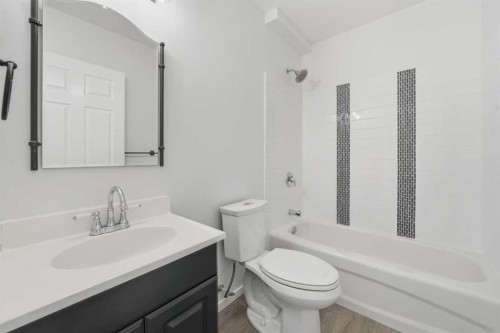 32 Hunter Road, Sylvan Lake, AB - Indoor Photo Showing Bathroom