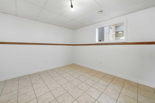 32 Hunter Road, Sylvan Lake, AB - Indoor Photo Showing Other Room