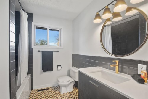 7 Stirling Close, Red Deer, AB - Indoor Photo Showing Bathroom