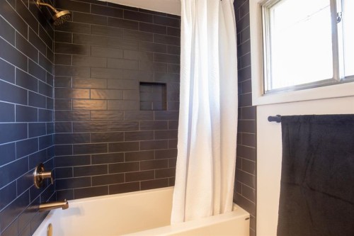7 Stirling Close, Red Deer, AB - Indoor Photo Showing Bathroom